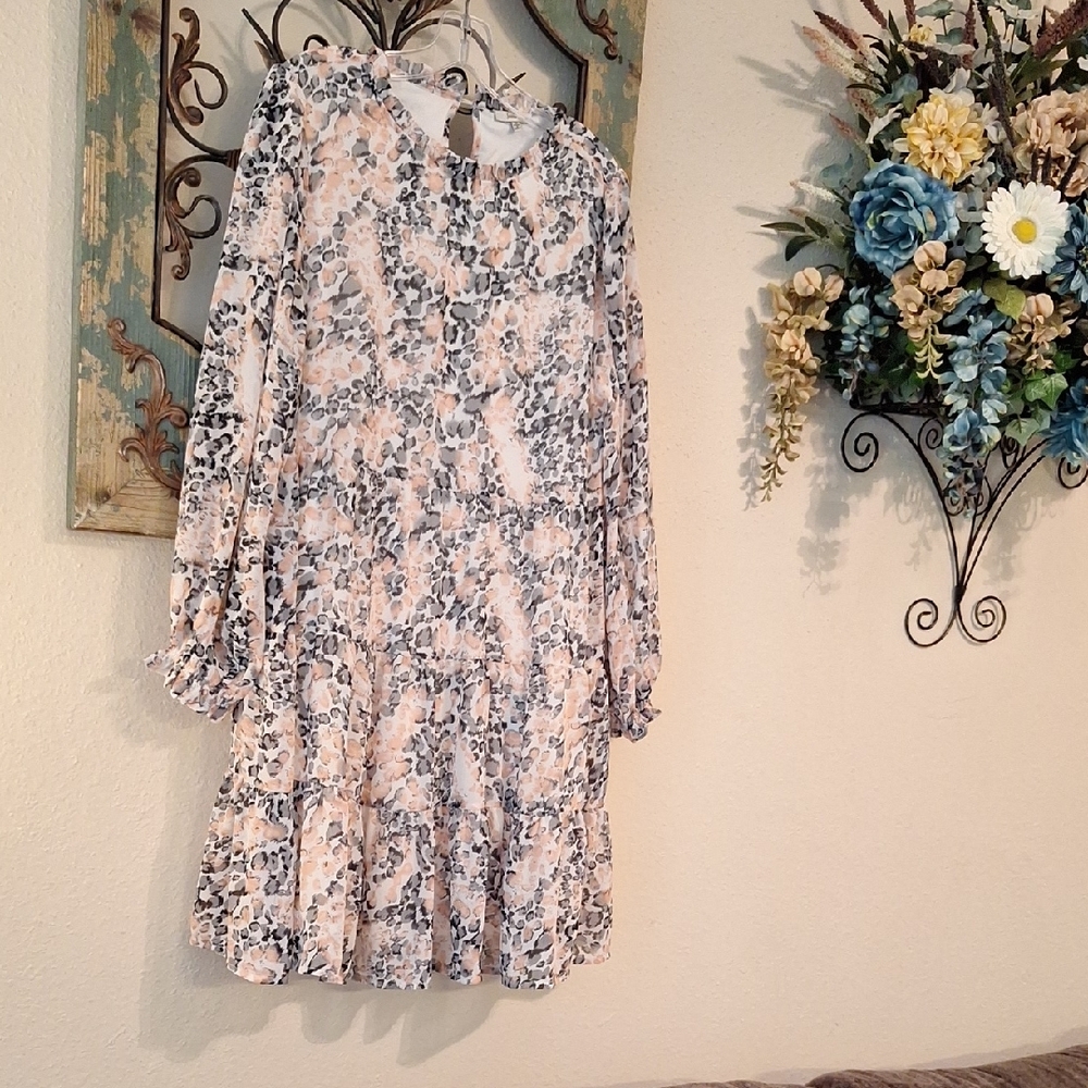 🔥🔥CLEARANCE Long Sleeve Dress with Floral Pattern in Cream/Peach/Gray. Size M